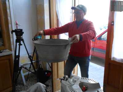 Giuseppe prepara il braciere per l'essiccazione dello zafferano